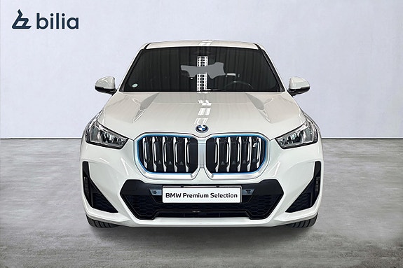 BMW iX1 5 of 18