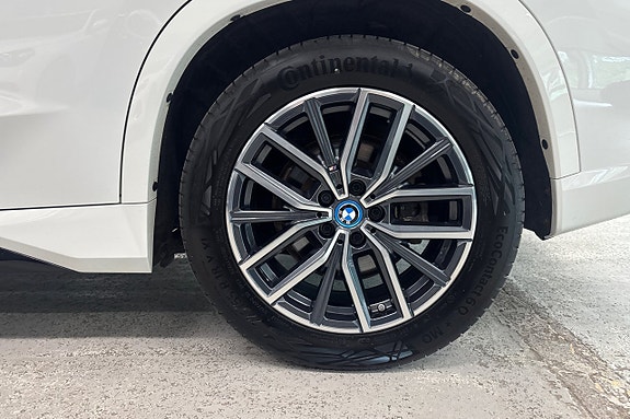 BMW iX1 15 of 18