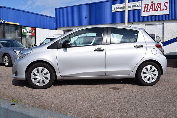 Toyota Yaris 2 of 11