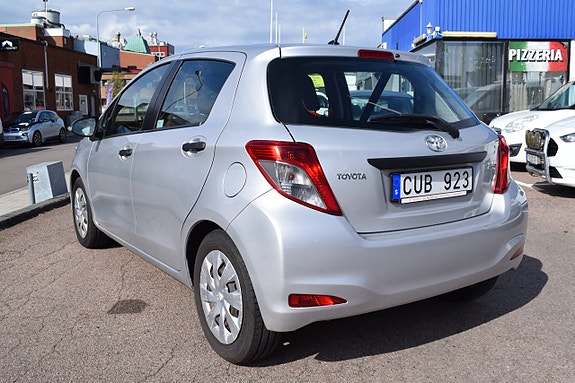 Toyota Yaris 3 of 11