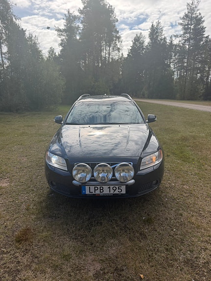 Volvo V70 3 of 11