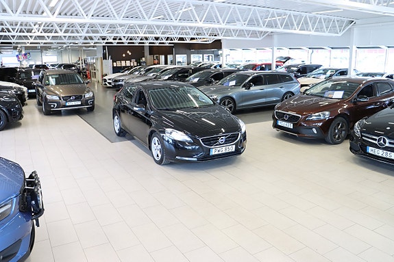 Volvo V40 3 of 27