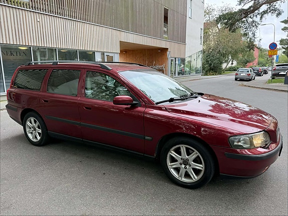 Volvo V70 3 of 7