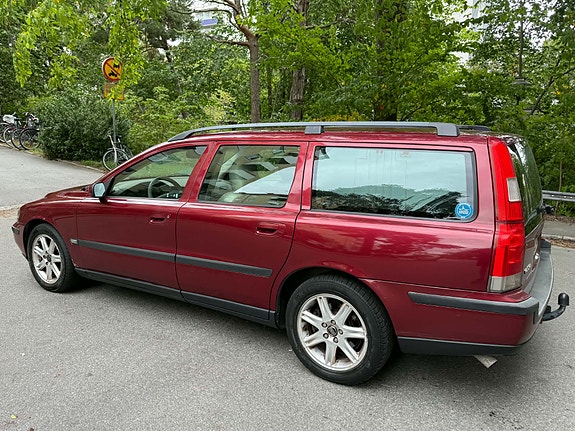 Volvo V70 2 of 7