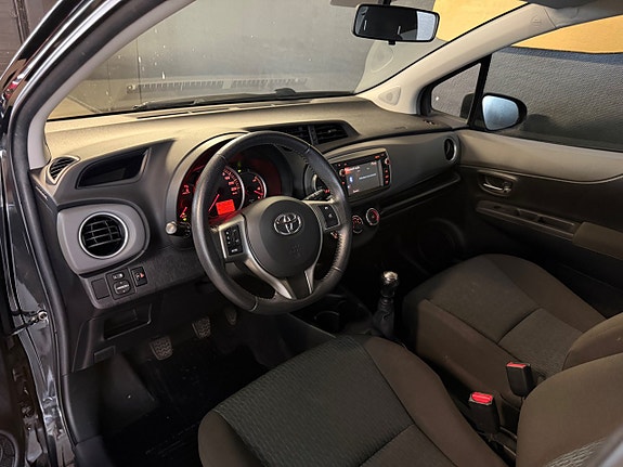 Toyota Yaris 11 of 23