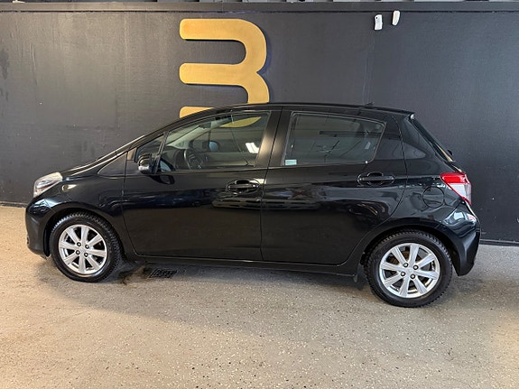 Toyota Yaris 2 of 23