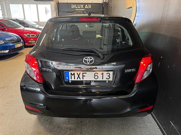 Toyota Yaris 8 of 23