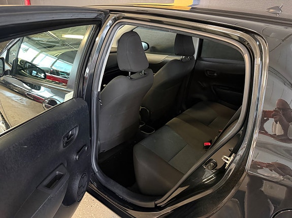 Toyota Yaris 12 of 23