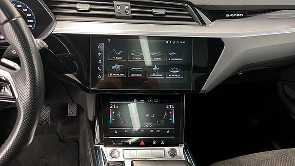 Audi e-tron 10 of 19