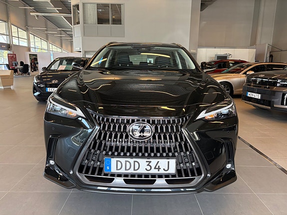 Lexus NX350h 2 of 21