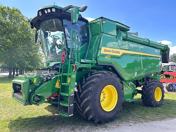 John Deere T5 700