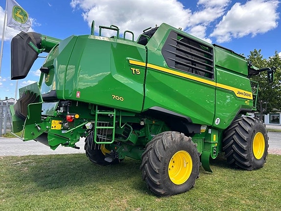 John Deere T5 700 4 of 8