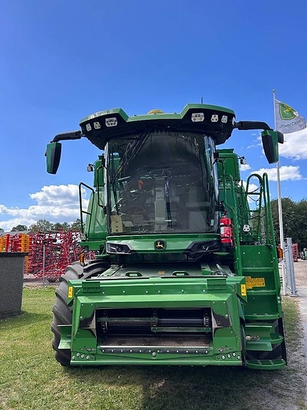 John Deere T5 700 2 of 8