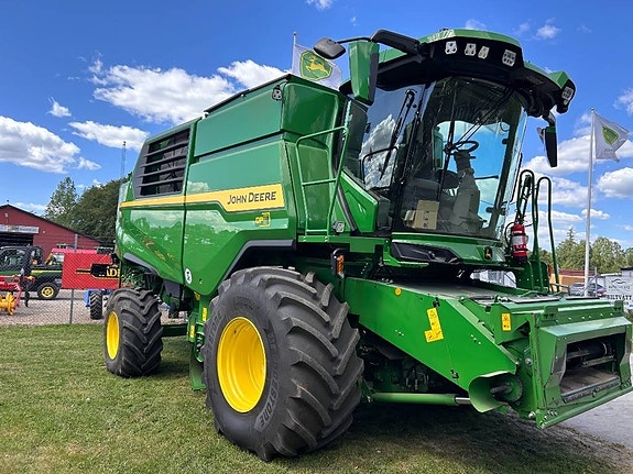 John Deere T5 700 3 of 8