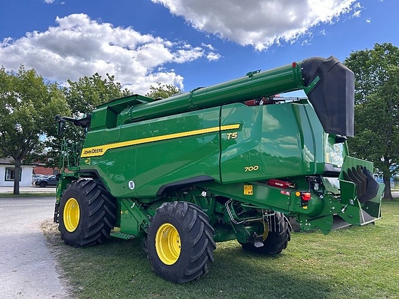 John Deere T5 700 6 of 8