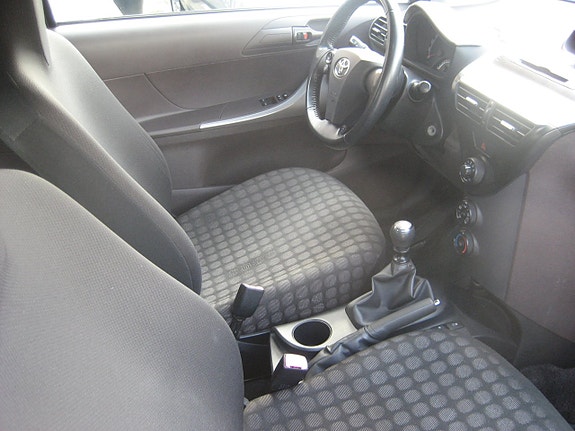Toyota IQ 12 of 16