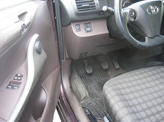 Toyota IQ 9 of 16