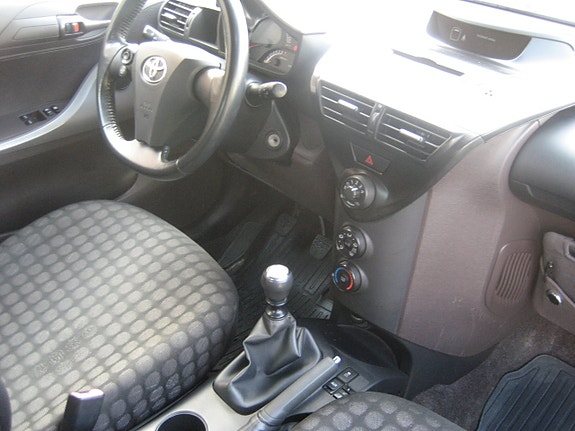 Toyota IQ 13 of 16
