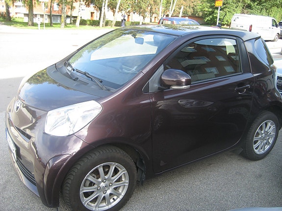Toyota IQ 14 of 16