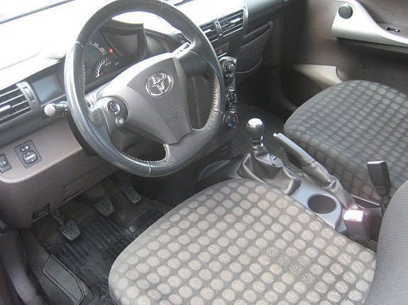 Toyota IQ 5 of 16