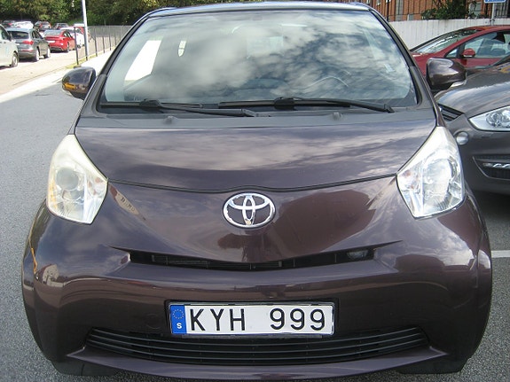 Toyota IQ 11 of 16