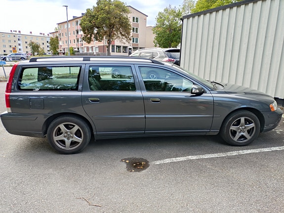 Volvo V70 2 of 5