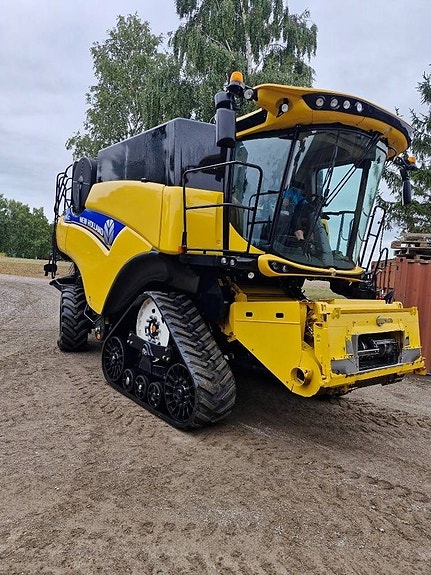 New Holland CR 8.80 2 of 6