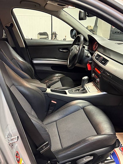 BMW 320i 6 of 6