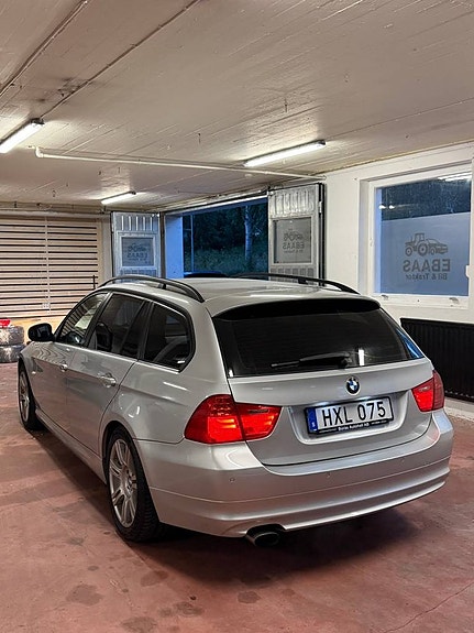 BMW 320i 2 of 6