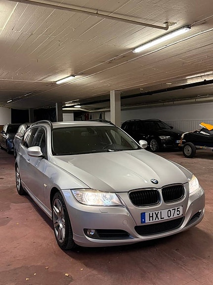BMW 320i 4 of 6
