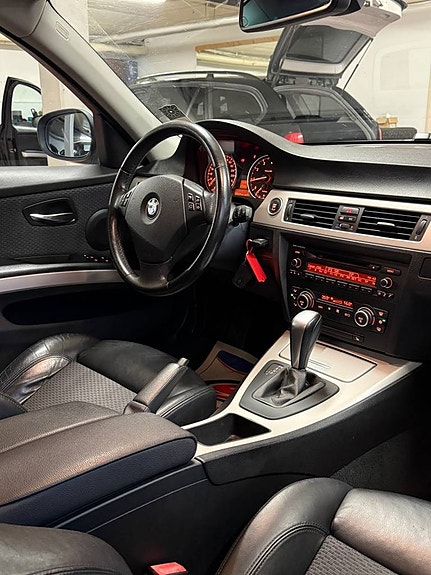 BMW 320i 5 of 6