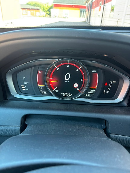 Volvo XC60 2 of 13