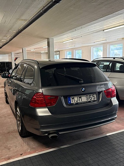 BMW 320i 2 of 6