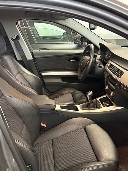 BMW 320i 6 of 6
