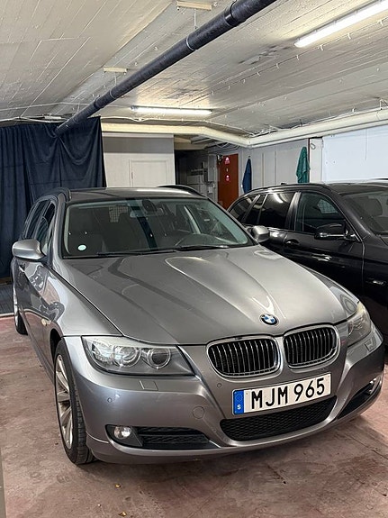 BMW 320i 4 of 6