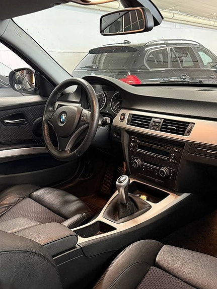 BMW 320i 5 of 6