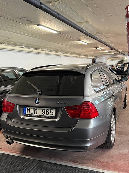 BMW 320i 3 of 6