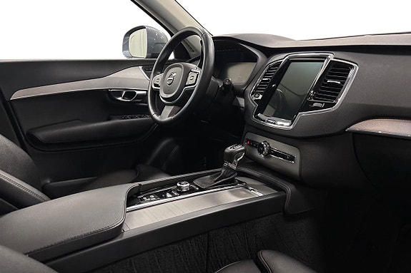 Volvo XC90 10 of 28