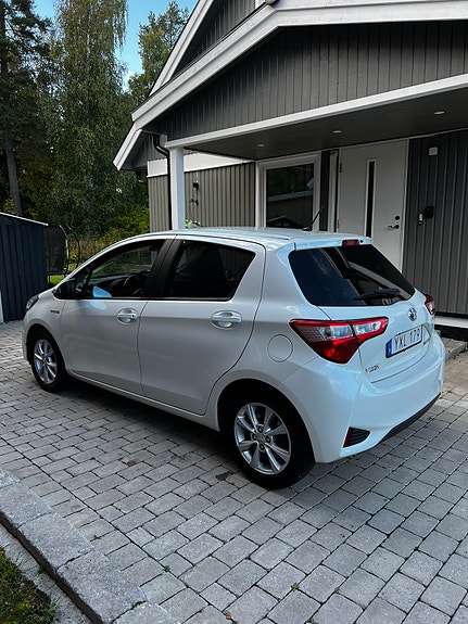 Toyota Yaris 2 of 5