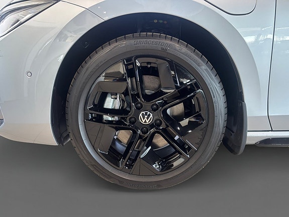Volkswagen Passat 9 of 14