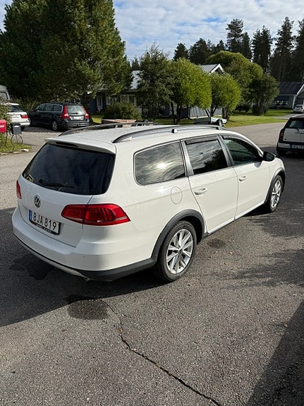 Volkswagen Passat Alltrack 2 of 7