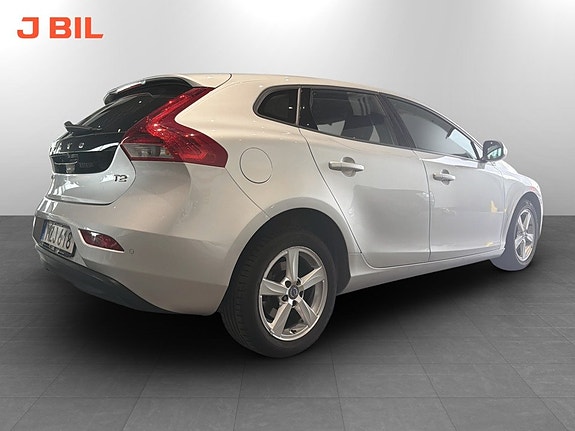 Volvo V40 2 of 15