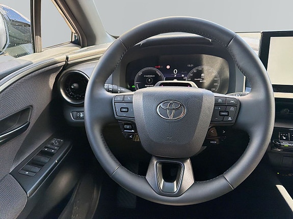 Toyota C-HR 10 of 16