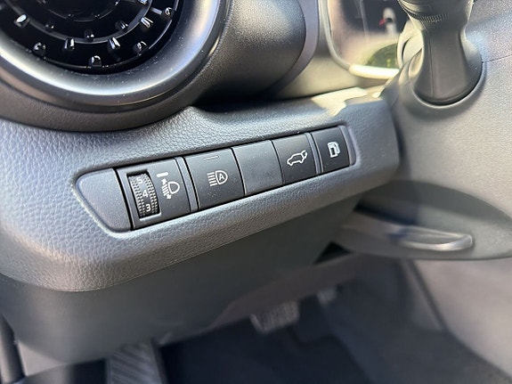 Toyota C-HR 13 of 16