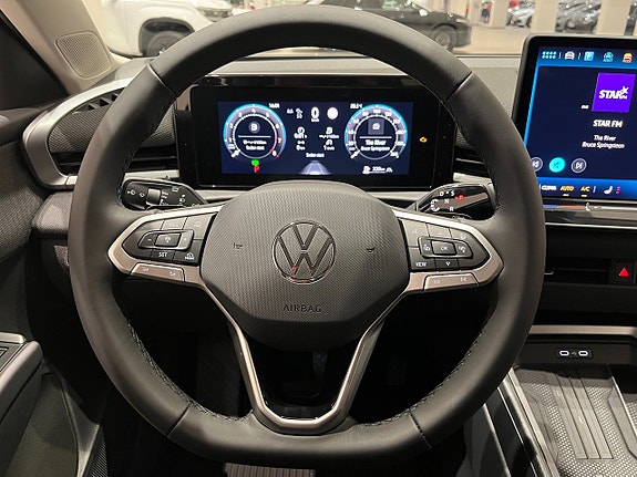 Volkswagen T-Roc 17 of 30