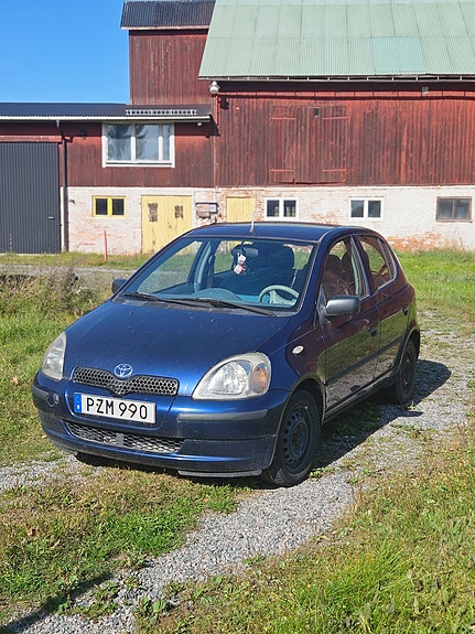 Toyota Yaris 2 of 4