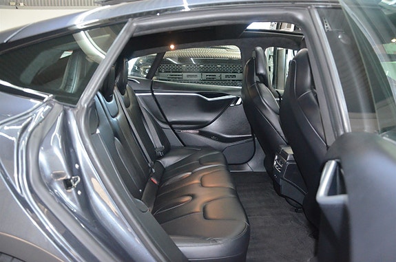 Tesla Model S 8 of 19