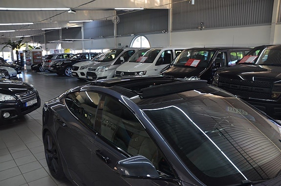 Tesla Model S 15 of 19