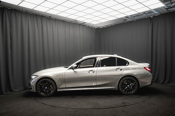 BMW 330e 10 of 25