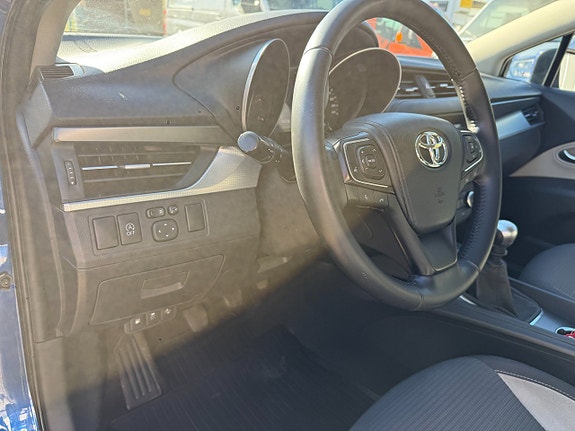 Toyota Avensis 19 of 24